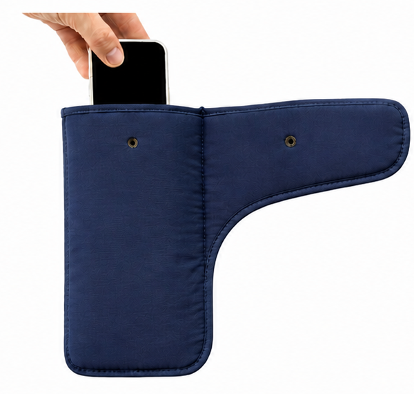 Celular ingresando en una funda Zentra abierta