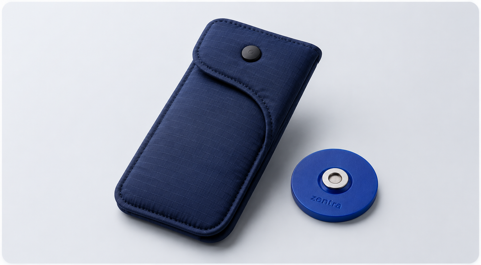 Funda Zentra junto a su base de desbloqueo